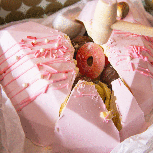 Corazón de Chocolate Rosado con Martillo de Madera