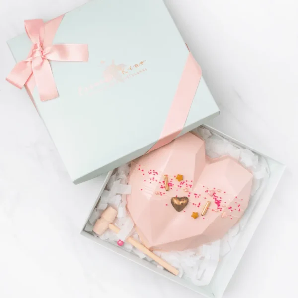Corazón de chocolate rosado con martillo de madera, relleno de gomitas y dulces incluye tarjeta de regalo