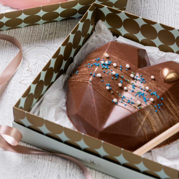 Corazón de chocolate marrón con martillo de madera, relleno de gomitas y dulces incluye tarjeta de regalo